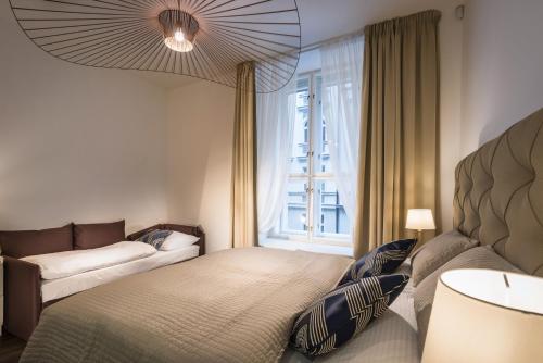 Llit o llits en una habitació de Modern Designed Oldtown Square Apartment