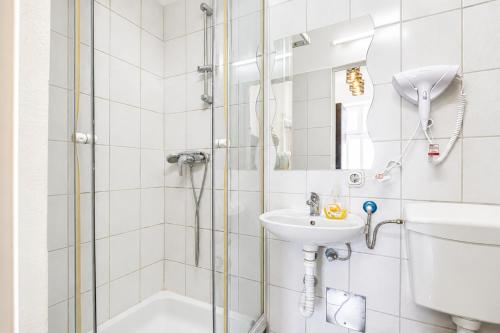 Affordable 1BR Apt Near Schönbrunn & Westbahnhof Great for Long Stays
