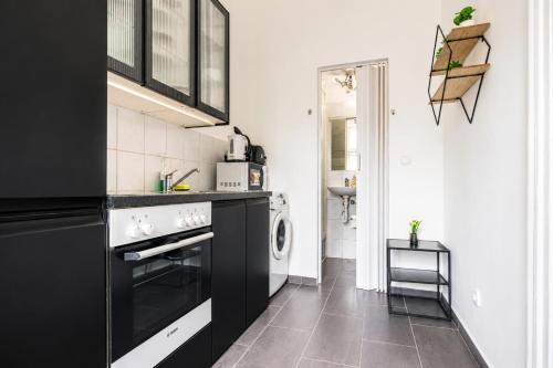 Affordable 1BR Apt Near Schönbrunn & Westbahnhof Great for Long Stays