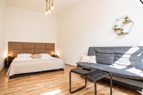 Affordable 1BR Apt Near Schönbrunn & Westbahnhof Great for Long Stays