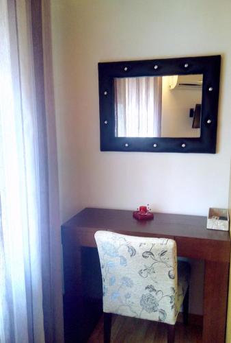 a table with a chair and a mirror on the wall at Casa do Azibo in Santa Combinha