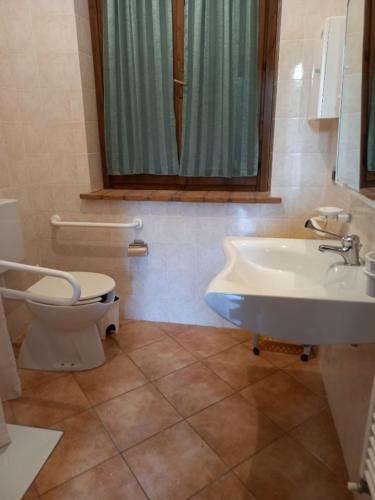 a bathroom with a tub and a toilet and a sink at Agriturismo Villa Martis in Passignano sul Trasimeno