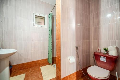 a bathroom with a toilet and a sink at Paradise Farm 20 min from Rabat By MasterHost with AC in Salé
