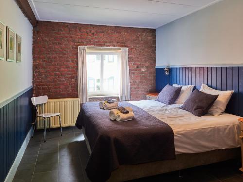 a bedroom with a bed with two stuffed animals on it at Ruim sfeervol appartement naast wijndomein in Vijlen, Zuid-Limburg in Vijlen