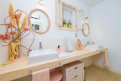 a bathroom with a sink and a mirror at Construcciones Balaguer in Mancor del Valle