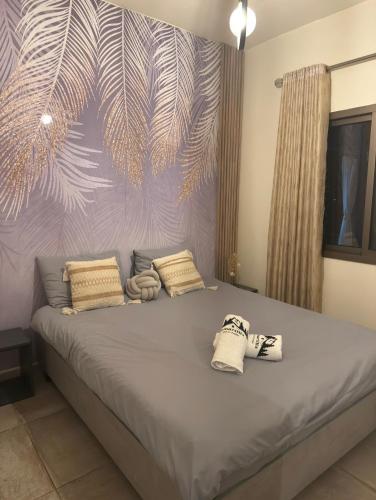 a bedroom with a large bed with towels on it at Amarillis lb 