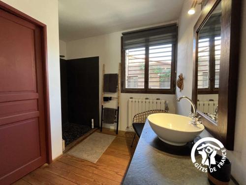 a bathroom with a white bath tub in a room at L'hacienda in Pia