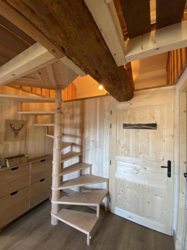 a loft bed in a tiny house at Grand péric in Puyvalador
