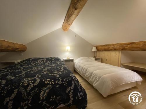 a bedroom with a bed with a black and white blanket at Les pérics in Puyvalador