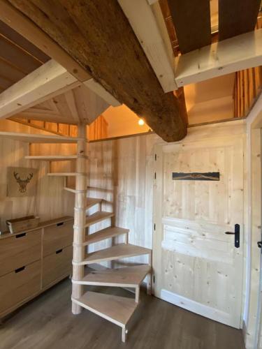 a loft bed in a tiny house at Les pérics in Puyvalador