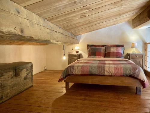 a bedroom with a bed and a wooden ceiling at Le gîte de l'encantade in Trévillach
