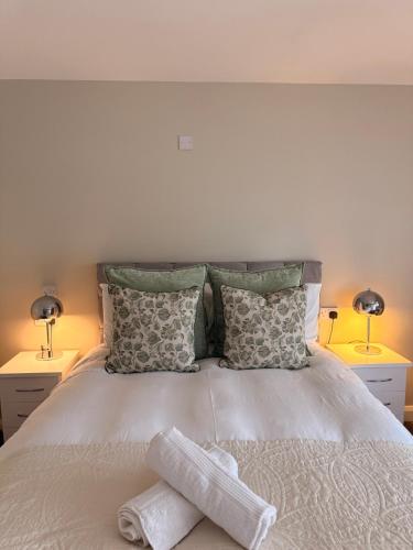 a bedroom with a bed with two lamps on it at Causeway Lodge in Bushmills