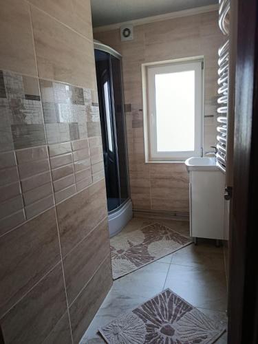 a bathroom with a shower and a sink at День і ніч in Slavske
