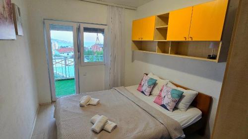 a small bedroom with a bed with towels on it at Alpha Casa in Bar
