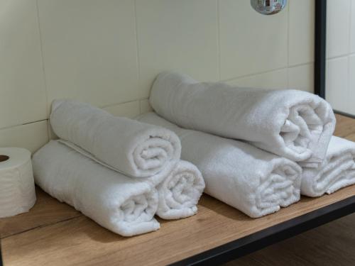 a pile of towels sitting on a shelf in a bathroom at El 9 Baral-la in Sant Pau de Segúries