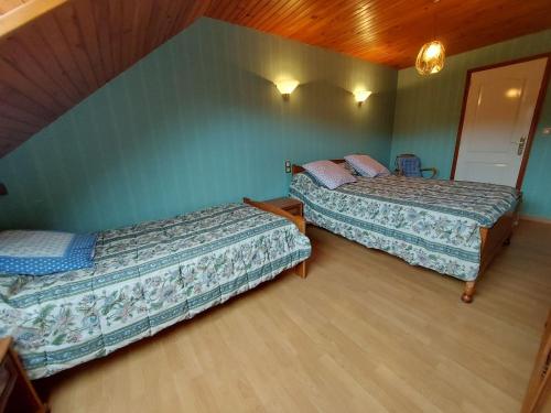 a room with two beds in a room at Chambres vertes in Bouchamps-lès-Craon