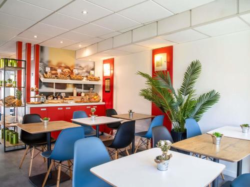 a restaurant with tables and chairs and a bakery at ibis Cannes Plage La Bocca in Cannes