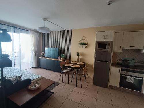 Greatly located apartment with heated pool, Los Cristianos