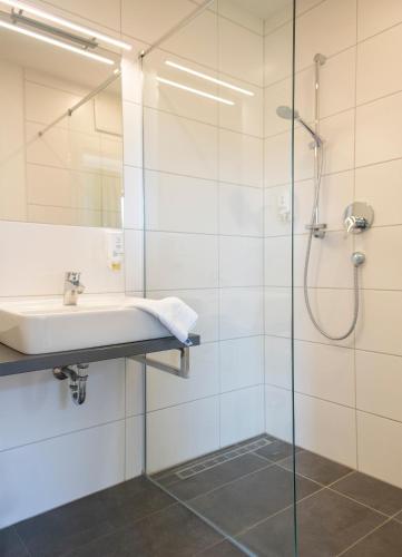 a bathroom with a sink and a shower at Pension Weingut Schwab in Thüngersheim
