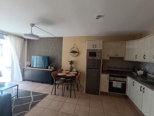 Greatly located apartment with heated pool, Los Cristianos