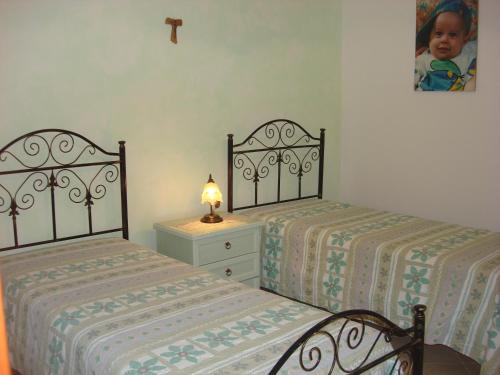 佩斯克魯斯港的住宿－La Carusa，卧室内两张并排的床