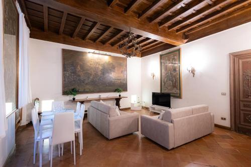 Trevi Heritage Loft, Modern and Roman Charm