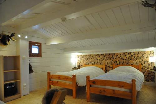 1 Schlafzimmer mit 2 Betten in einem Zimmer in der Unterkunft Au Nid d'Houyet in Hour