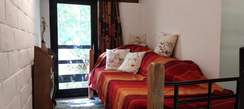 a bedroom with a bed and a window at Dix doré in Blaimont