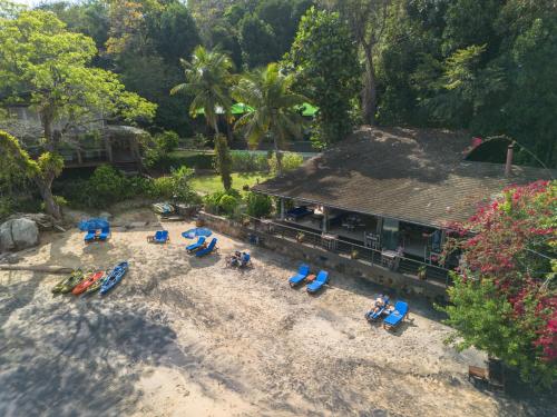 an aerial view of a beach with chairs and a building at Paraíso Azul Retiro in Abraão