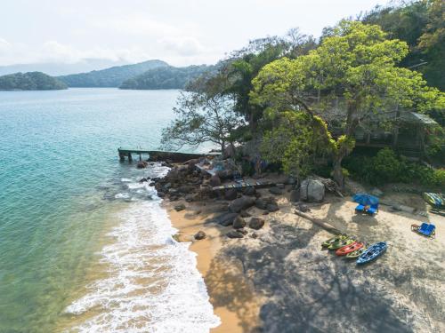 an aerial view of a beach with boats on the shore at Paraíso Azul Retiro in Abraão