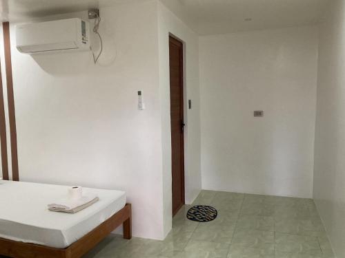 a white room with a bed and a air conditioner at Cris & Mar Homestay in Burgos