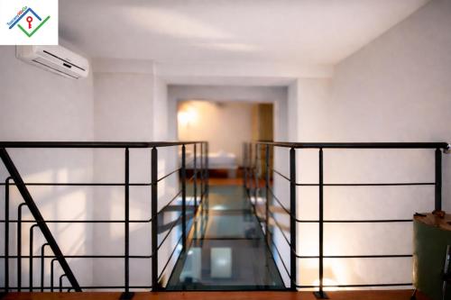 The Glassbridge - Design Loft con Patio Privato vicino Stazione e Tram