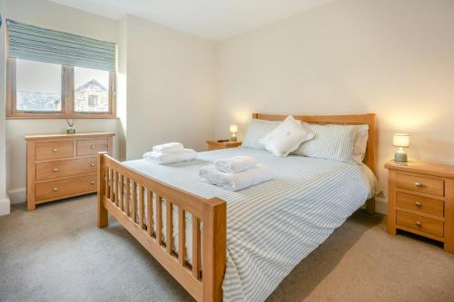 a bedroom with a bed with two towels on it at 2 Bed in Bideford oc-32240 in Parkham