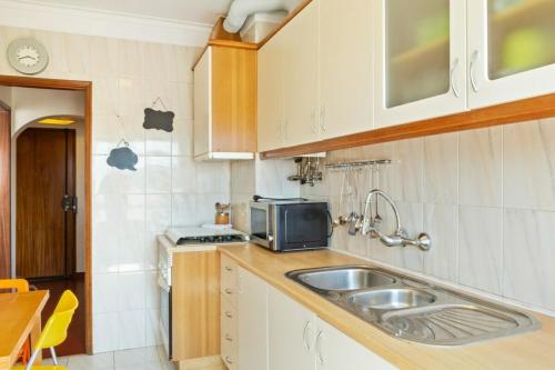 Lovely 2 Bedroom Apartment with Terrace in Cascais