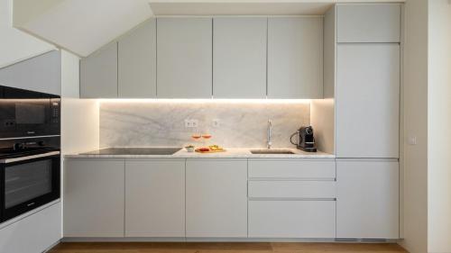 Spacious 1-bedroom Apartment with City Views