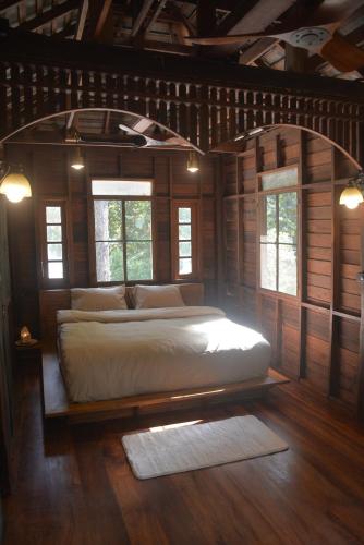 a bedroom with two beds in a room with windows at Sunny Mountain in Ban Nong Hoi