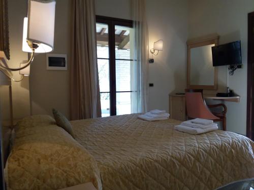 a hotel room with a bed and a window at Agriturismo Ca' Montioni in Mercatello sul Metauro