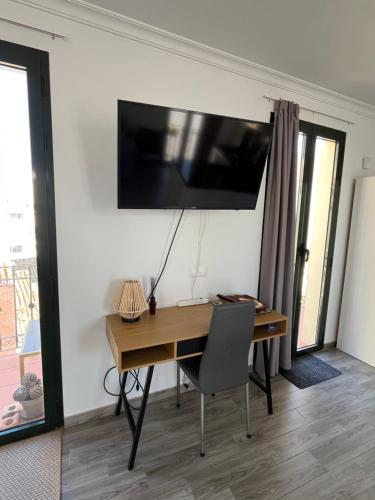Estepona Old Town Penthouse Studio, 2 Min to Beach