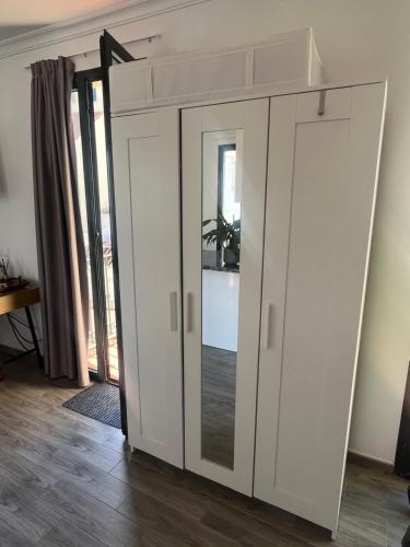 Estepona Old Town Penthouse Studio, 2 Min to Beach
