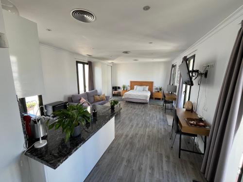 Estepona Old Town Penthouse Studio, 2 Min to Beach