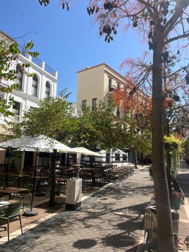 Estepona Old Town Penthouse Studio, 2 Min to Beach