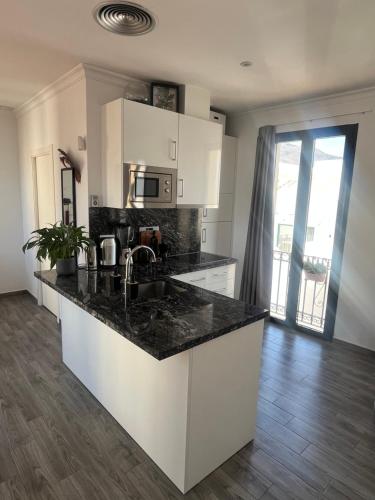 Estepona Old Town Penthouse Studio, 2 Min to Beach
