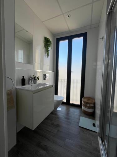 Estepona Old Town Penthouse Studio, 2 Min to Beach