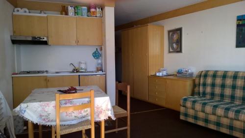 ブレウイル・チェルヴィナイアにあるPanorama apartment in Cerviniaの小さなキッチン(テーブル、ベッド付)