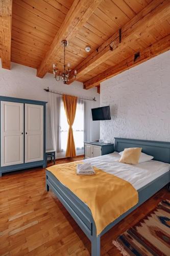 a bedroom with a large bed in a room at Hanul Moara cu Noroc in Ineu