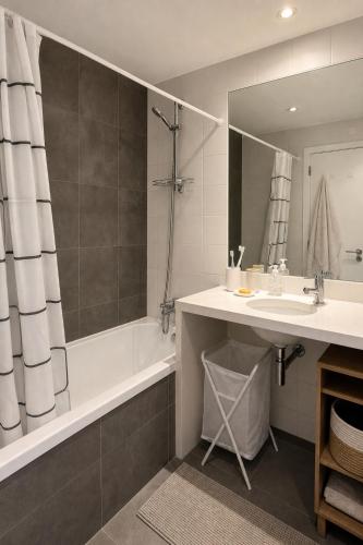 2 Bedroom Central Lisbon Apartment Near Graça-Alfama-Baixa-Rossio with Private Parking