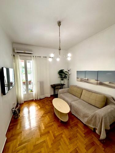 Cosy Panormou Apartment- 10 mins walk to metro
