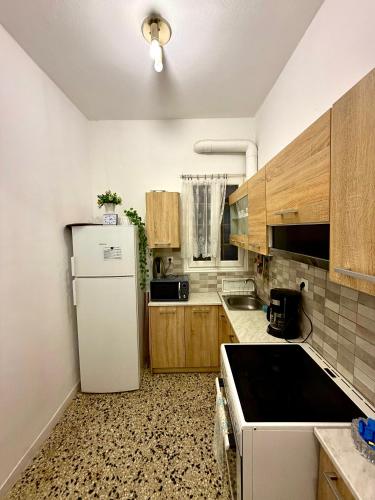 Cosy Panormou Apartment- 10 mins walk to metro