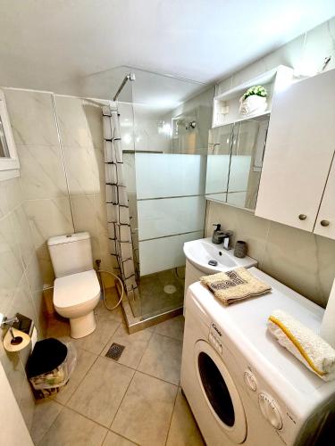 Cosy Panormou Apartment- 10 mins walk to metro