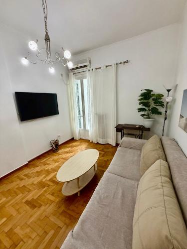 Cosy Panormou Apartment- 10 mins walk to metro